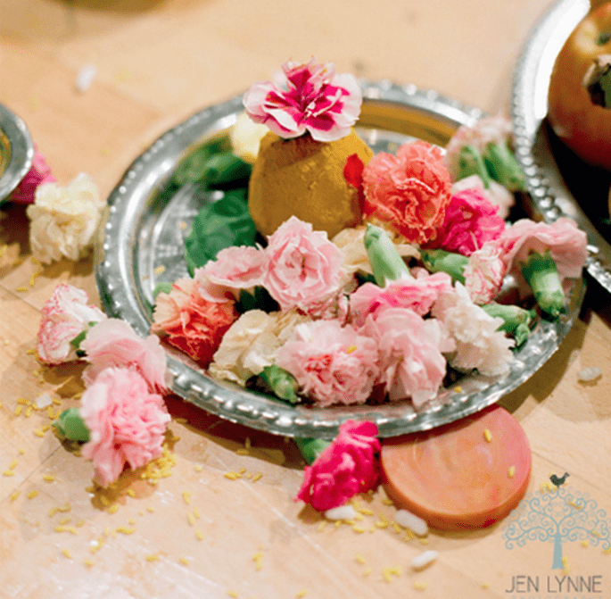 Centro de mesa para boda hecho con fruta y flores - Foto Jen Lynne