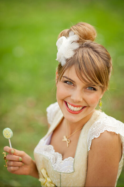 Beispiel: Hochzeitsfrisur, Foto: Hochzeitsstyling Hair &amp; Make-up by Jestina Schamberger. - 1417726870